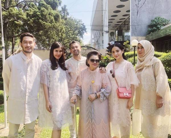 8 Momen kedekatan Raffi Ahmad dan Nenek Popon, sweet banget