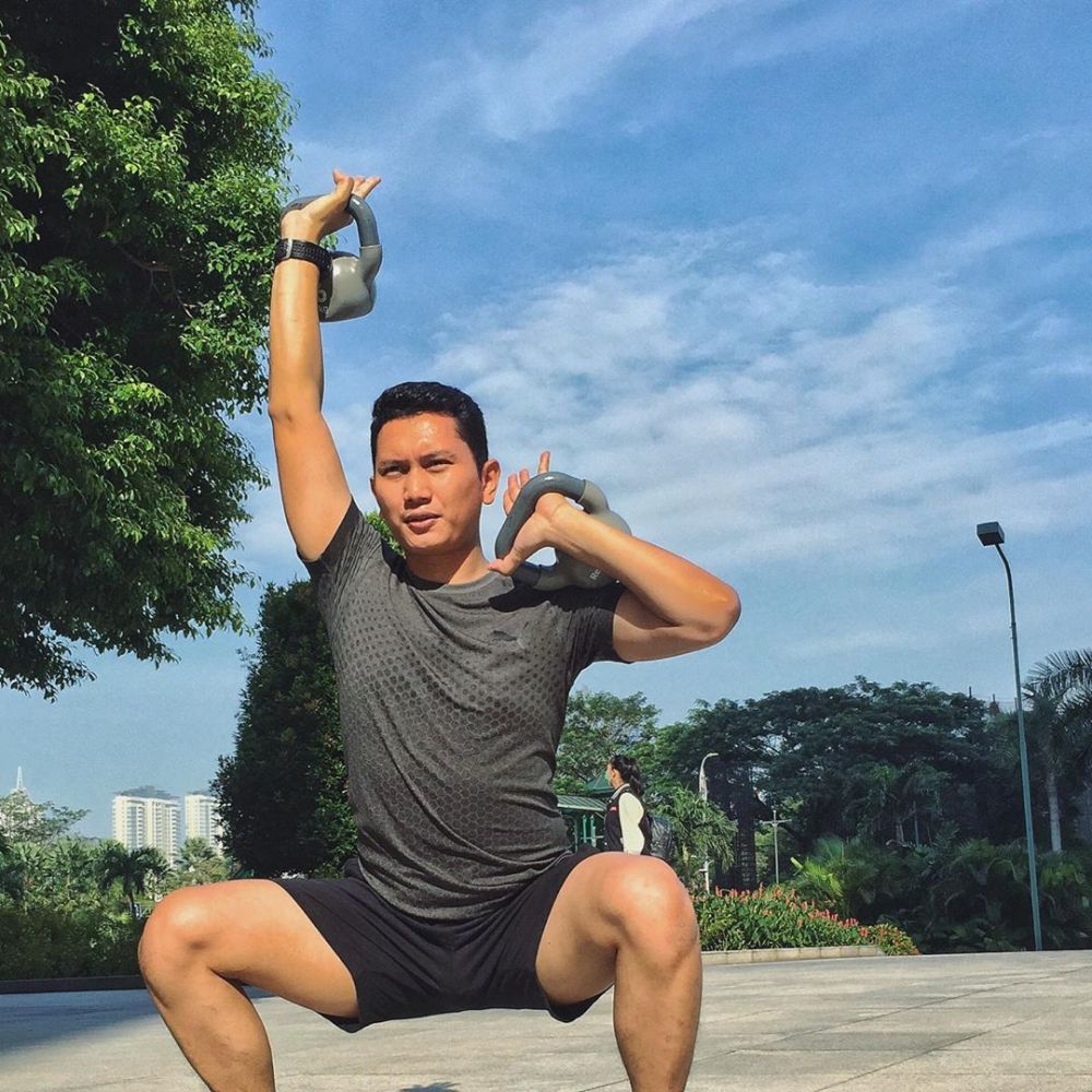 8 Potret Bagoes Soeharto pamer otot, suami tampan Emma Warokka