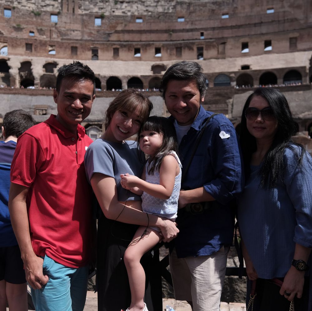 8 Momen Gisella Anastasia bareng ibunya nan cantik awet muda