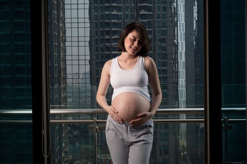 Foto maternity di balkon, gaya Kimberly Ryder ini disorot