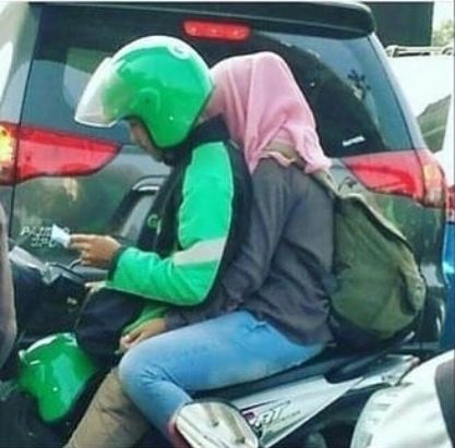 10 Momen lucu driver ojek online boncengin penumpang ngantuk