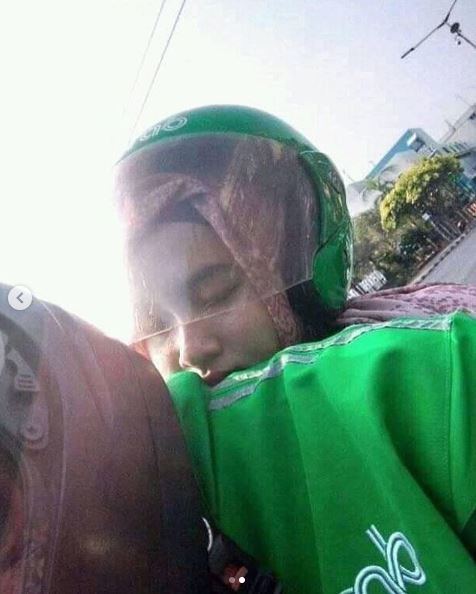 10 Momen lucu driver ojek online boncengin penumpang ngantuk