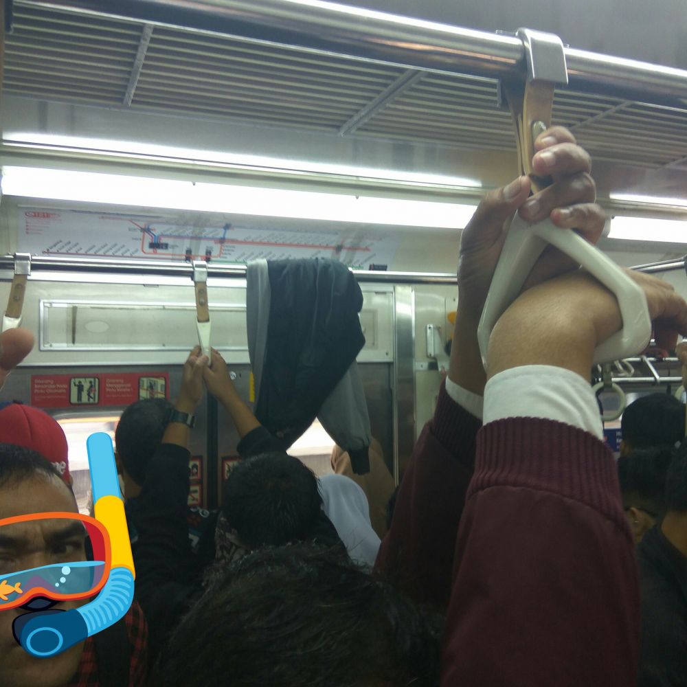 10 Momen jemur pakaian di tempat umum ini bikin melongo