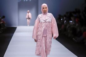 Intip karya etnik dari Jeny Tjahyawati di Jakarta Fashion Week 2020