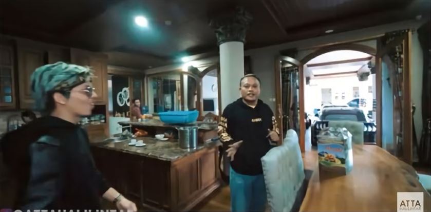 7 Potret beda gaya rumah Sule dan Andre Taulany, mana paling cozy?