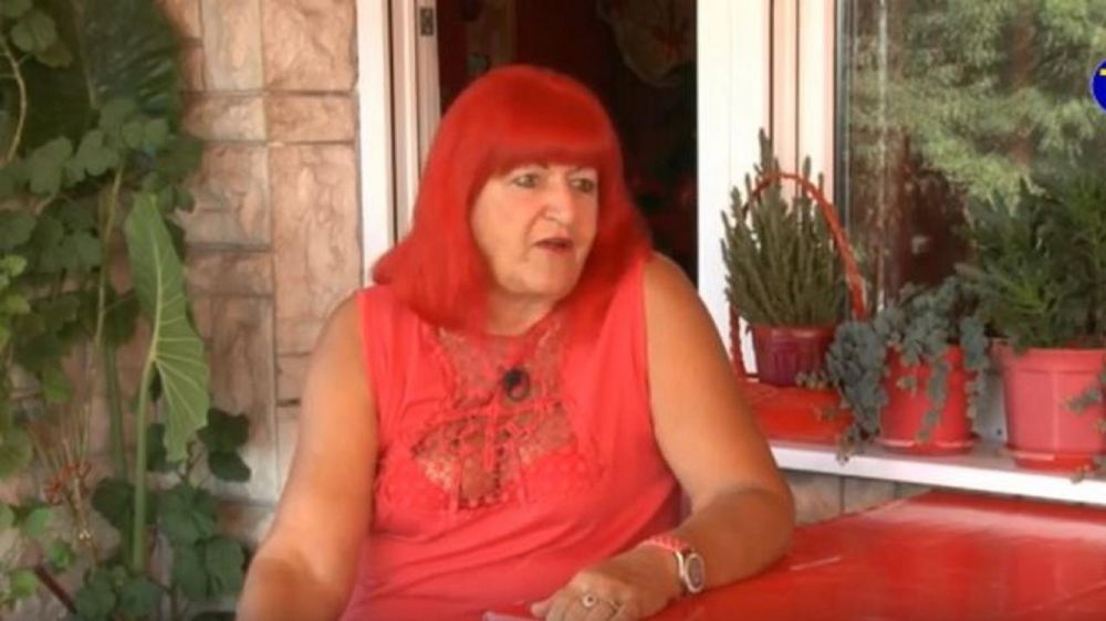 Perempuan ini terobsesi warna merah, kisahnya bikin geleng-geleng