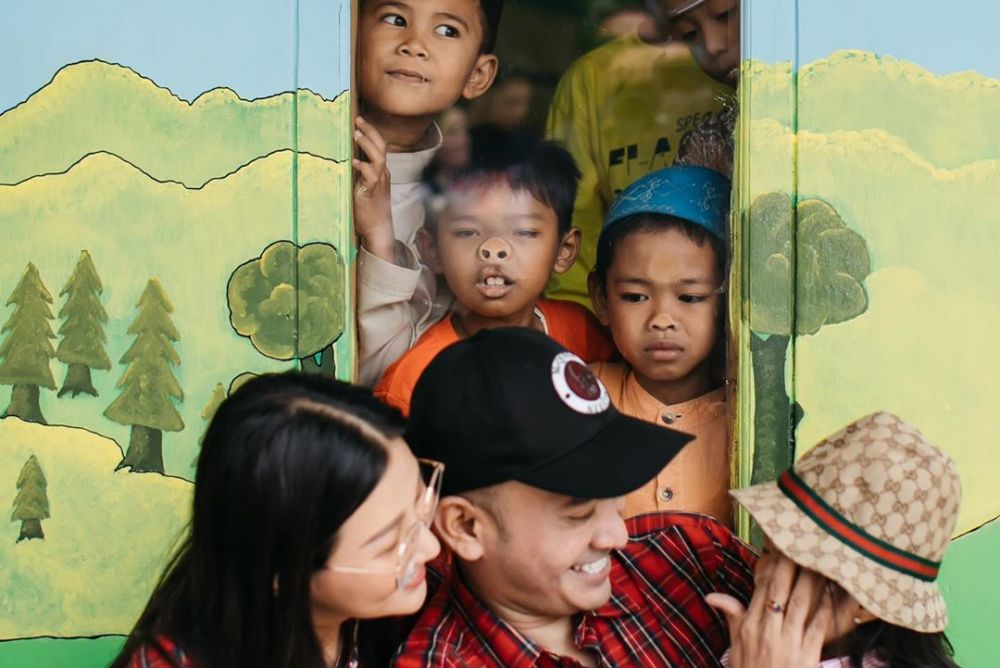 Gara-gara photobomb, momen Ruben & Sarwendah ini batal haru