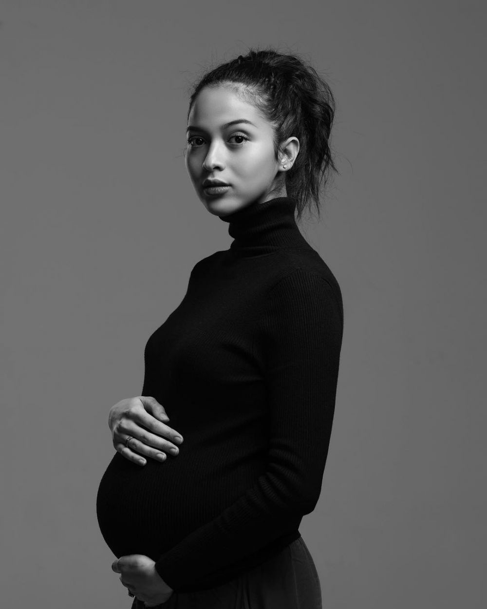 Gaya 7 seleb saat pemotretan maternity ini simpel abis