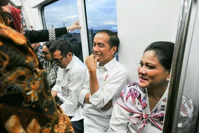 Selain duduk, 7 gaya khas Presiden Joko Widodo ini ikonik
