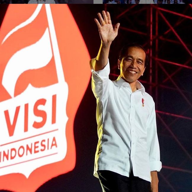 Selain duduk, 7 gaya khas Presiden Joko Widodo ini ikonik