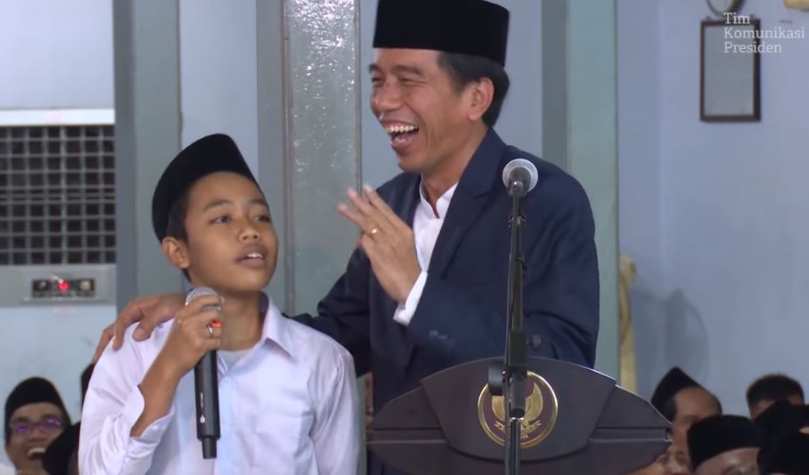 Selain duduk, 7 gaya khas Presiden Joko Widodo ini ikonik