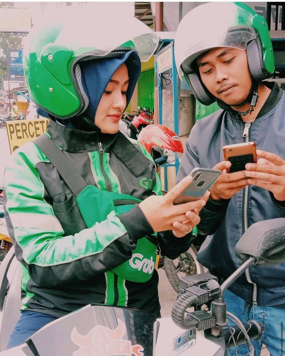 7 Momen baper penumpang ojek online dapat driver cewek, kocak