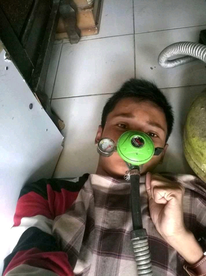 10 Potret absurd pura-pura sakit ini kocak abis