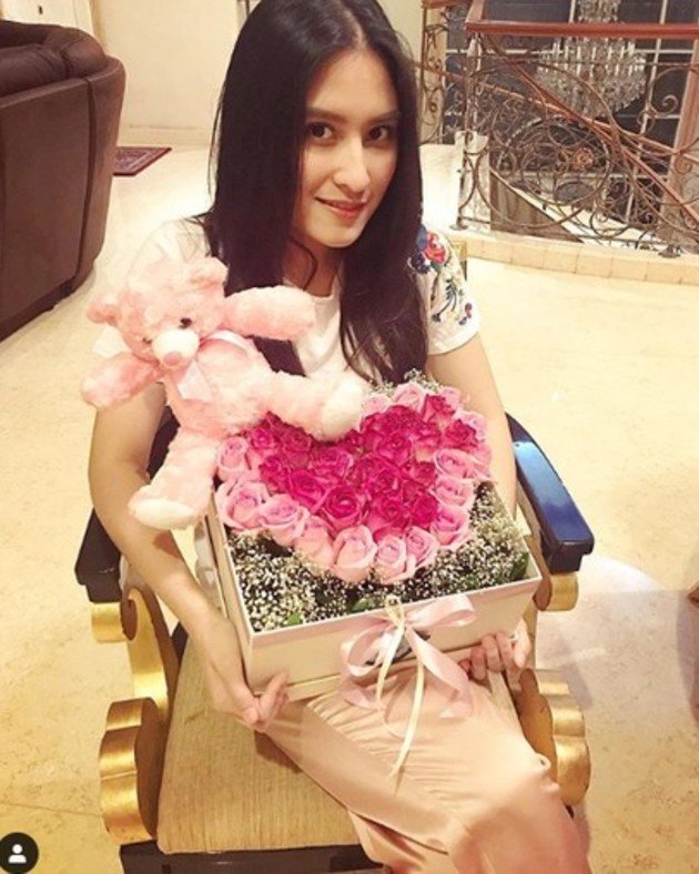 7 Penampakan rumah mewah Angbeen Rishi pacar Adly Fairuz