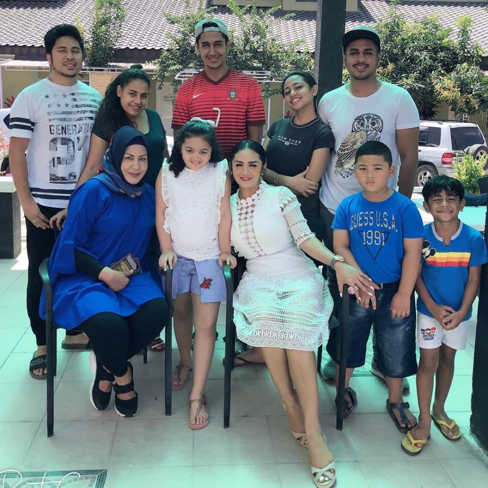 10 Momen Krisdayanti bareng anak tiri, akur bak anak kandung