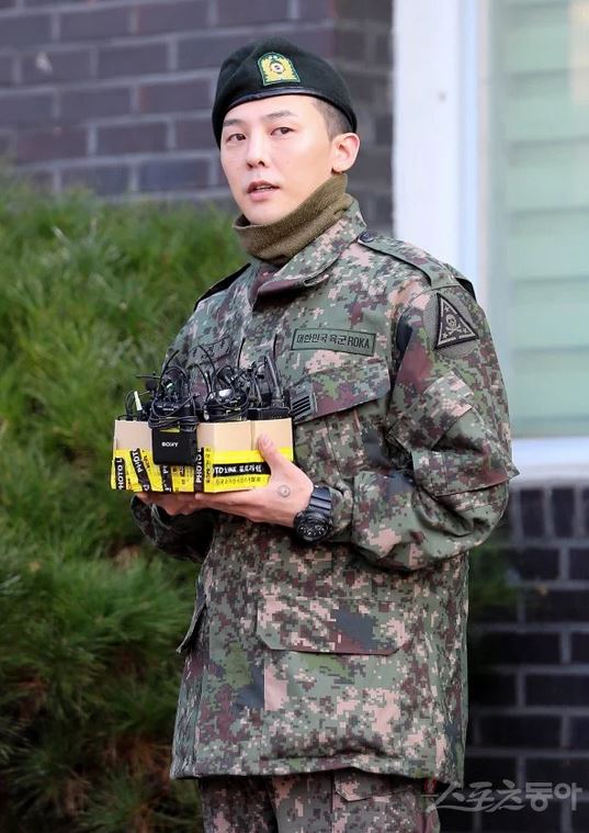 10 Potret G-Dragon pulang wajib militer, disambut 3000 fans