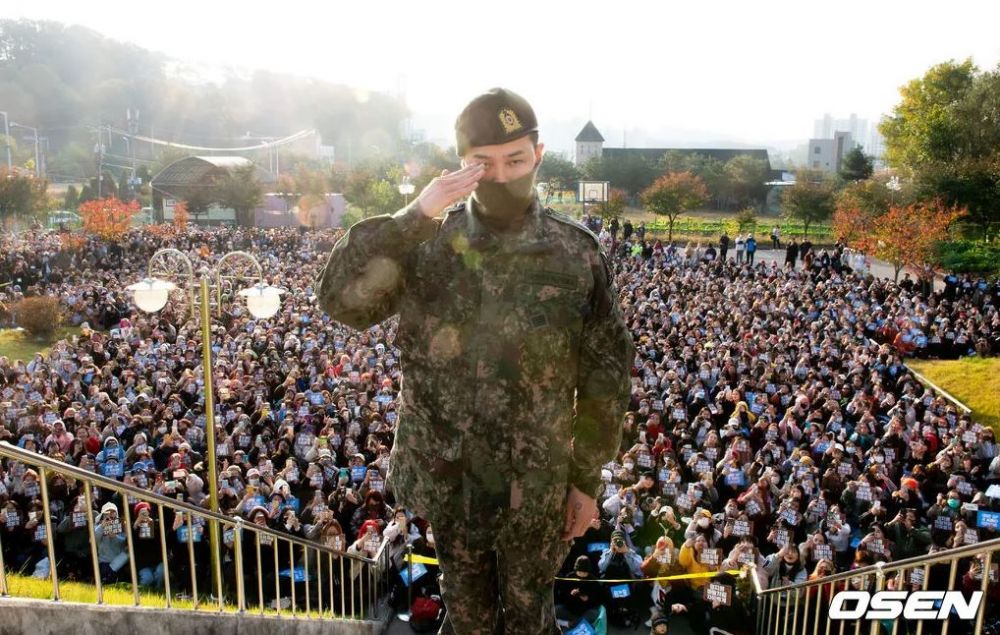 10 Potret G-Dragon pulang wajib militer, disambut 3000 fans