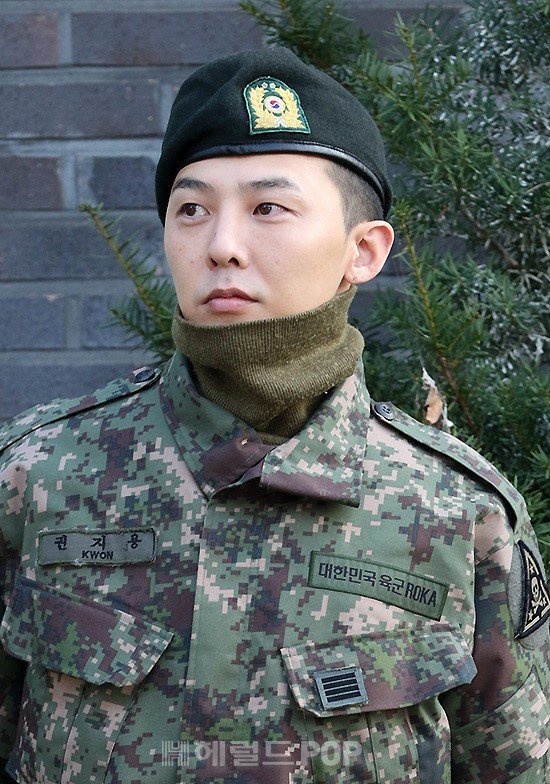 10 Potret G-Dragon pulang wajib militer, disambut 3000 fans