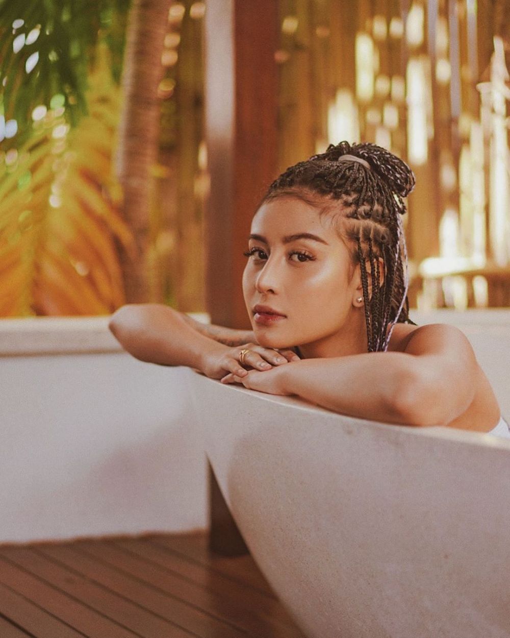 Unggah foto terbaru, Dewi Perssik disebut mirip Awkarin