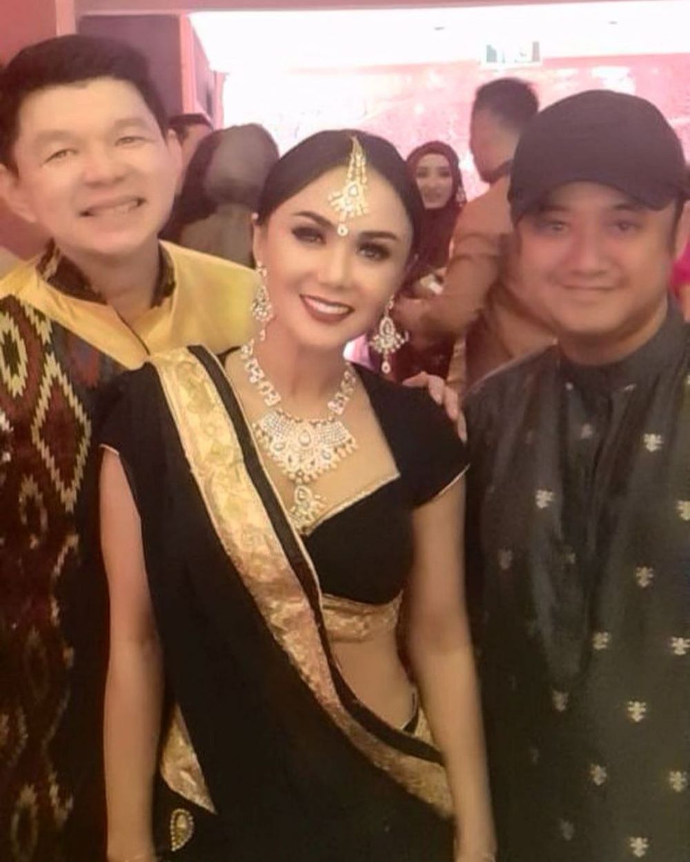 Adu gaya 10 seleb Tanah Air hadir di acara Diwali, memesona