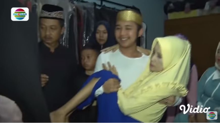 Momen pertama kali Ega bertemu ibu Rafly D'Academy, penuh haru