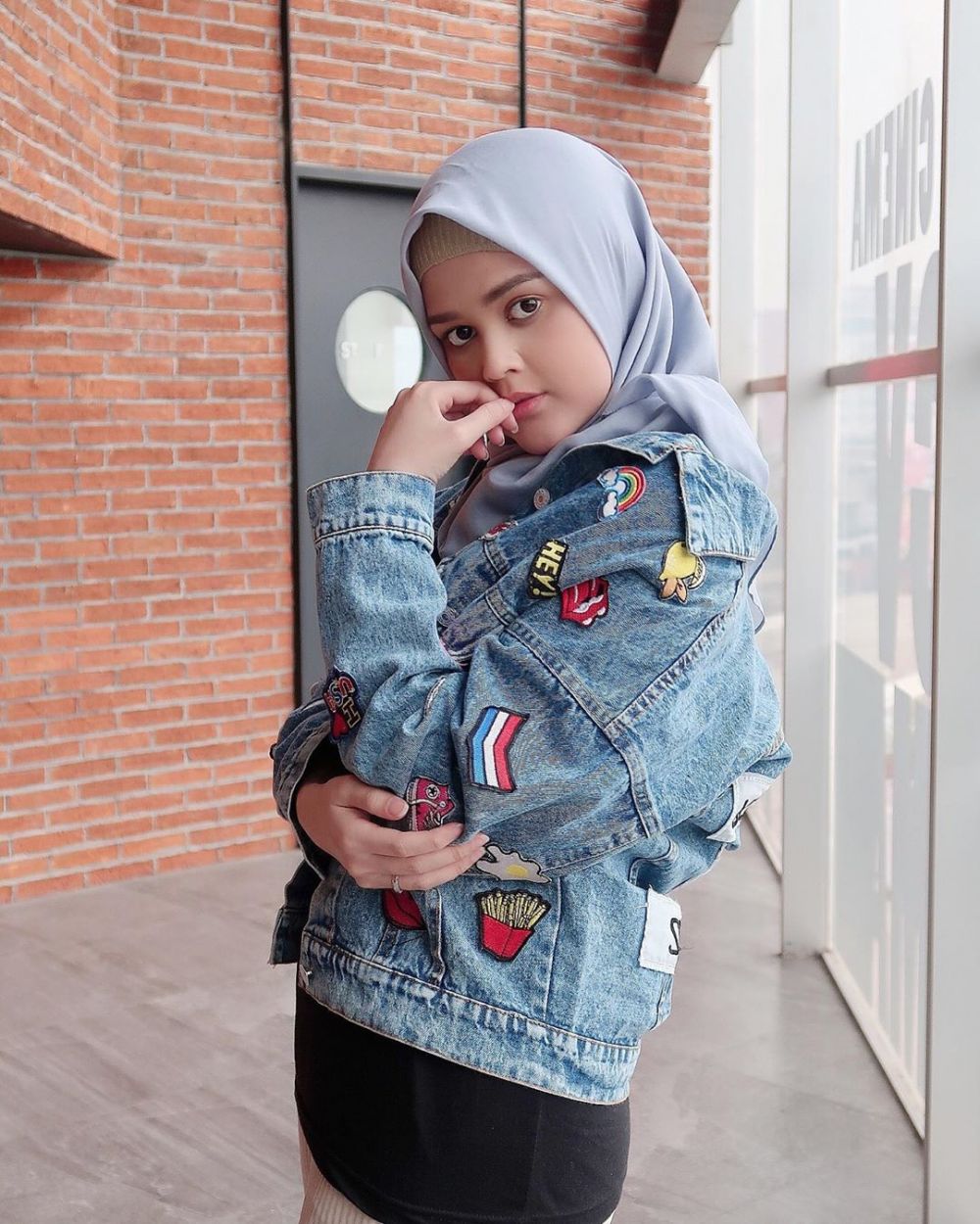 Unggah foto bergaya bak ABG, perut Cut Meyriska bikin salah fokus