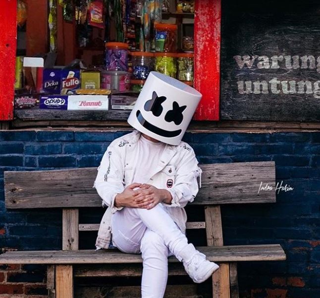 Editan foto 11 seleb dunia nongkrong di warung makan ini kocak abis