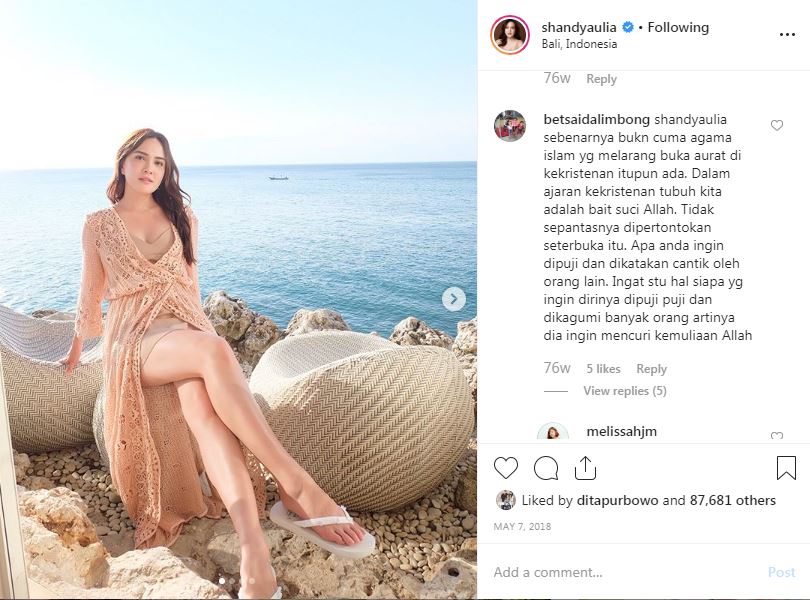 Gaya 7 seleb liburan ini tuai kritik, dinilai kelewat seksi