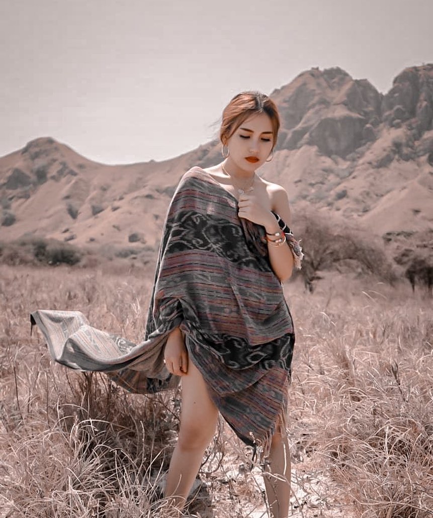 Gaya 7 seleb liburan ini tuai kritik, dinilai kelewat seksi