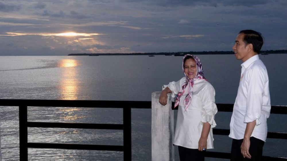 6 Potret romantis Jokowi dan Iriana nikmati sunset di Papua