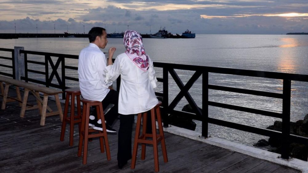 6 Potret romantis Jokowi dan Iriana nikmati sunset di Papua