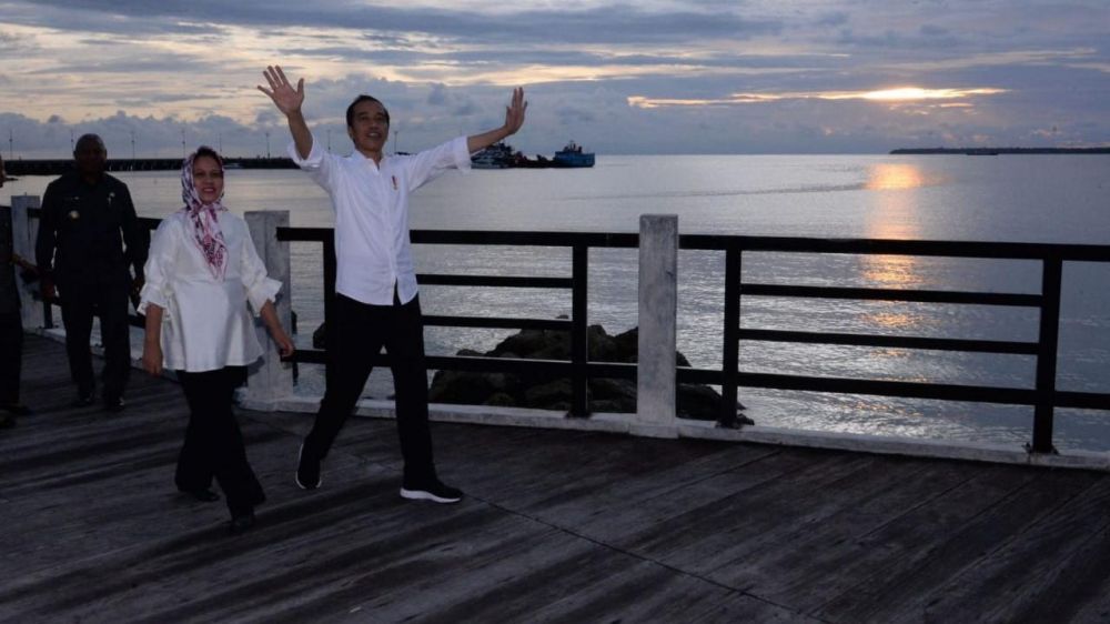 6 Potret romantis Jokowi dan Iriana nikmati sunset di Papua