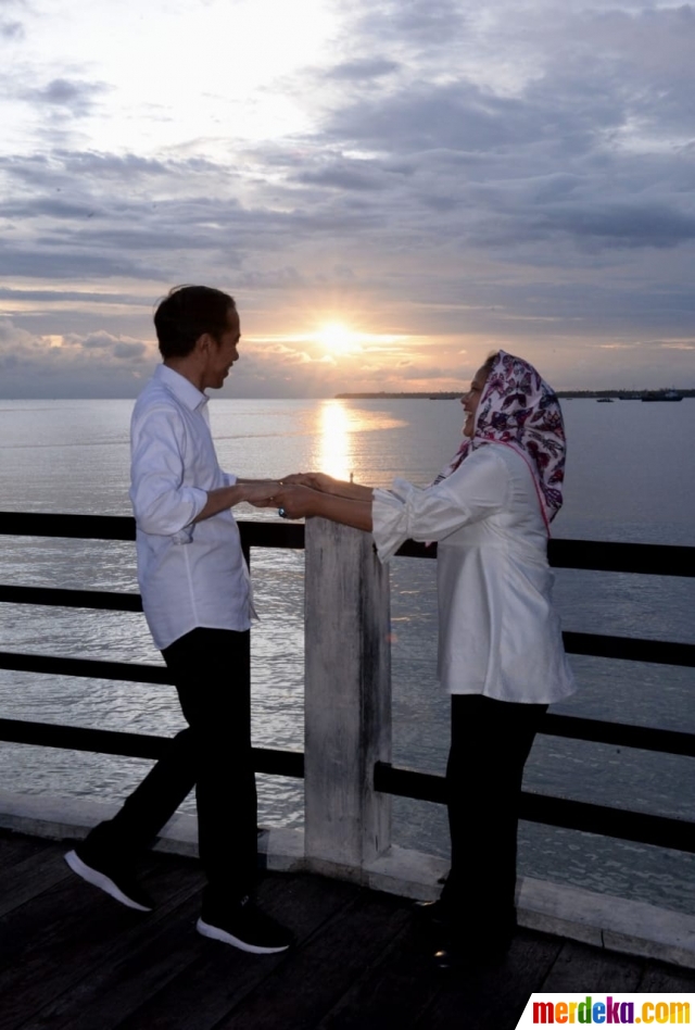 6 Potret romantis Jokowi dan Iriana nikmati sunset di Papua