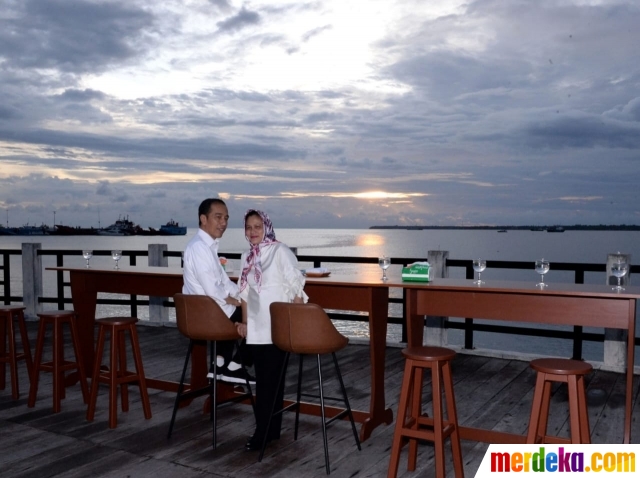 6 Potret romantis Jokowi dan Iriana nikmati sunset di Papua