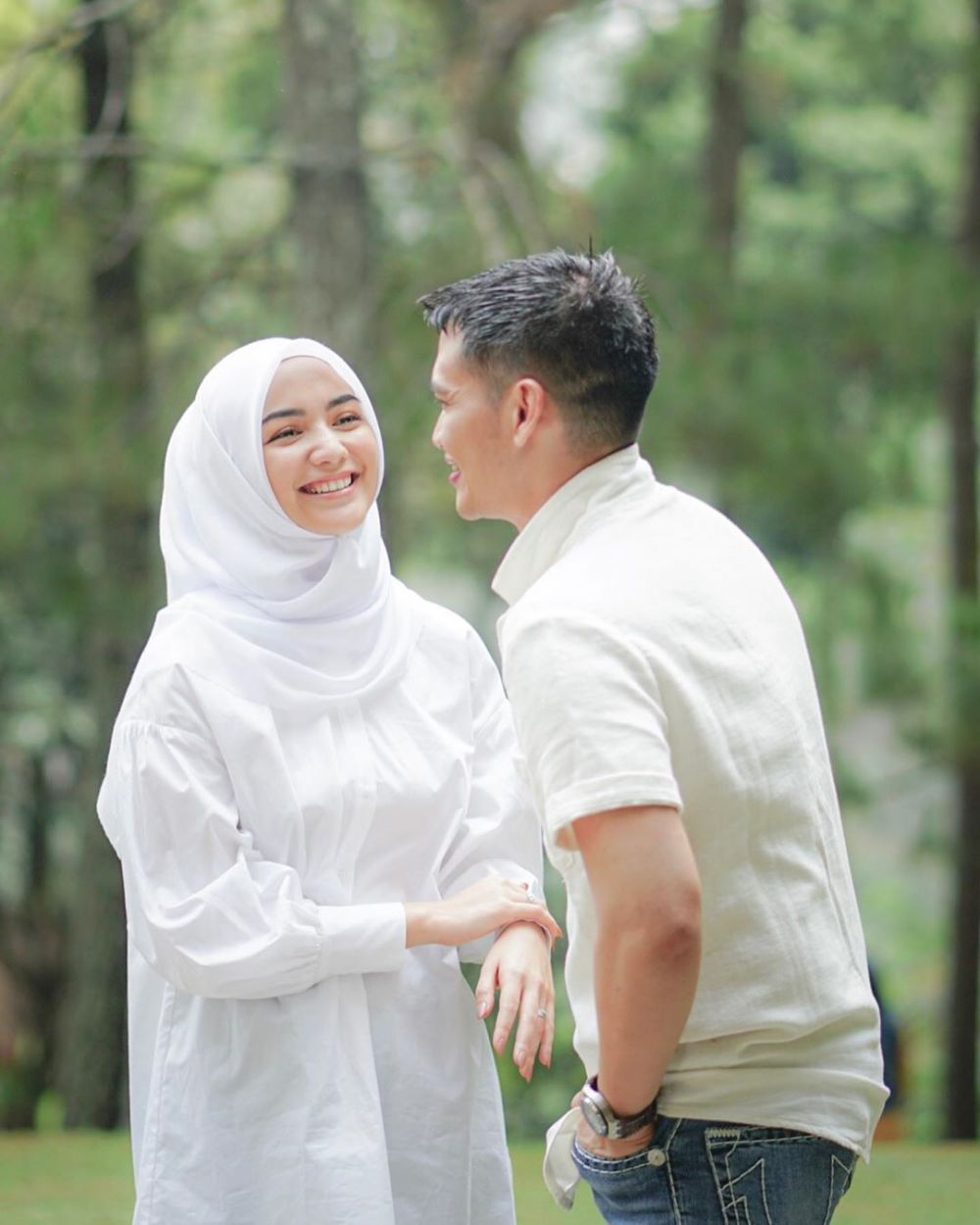 9 Potret prewedding Citra Kirana & Rezky Aditya di outdoor