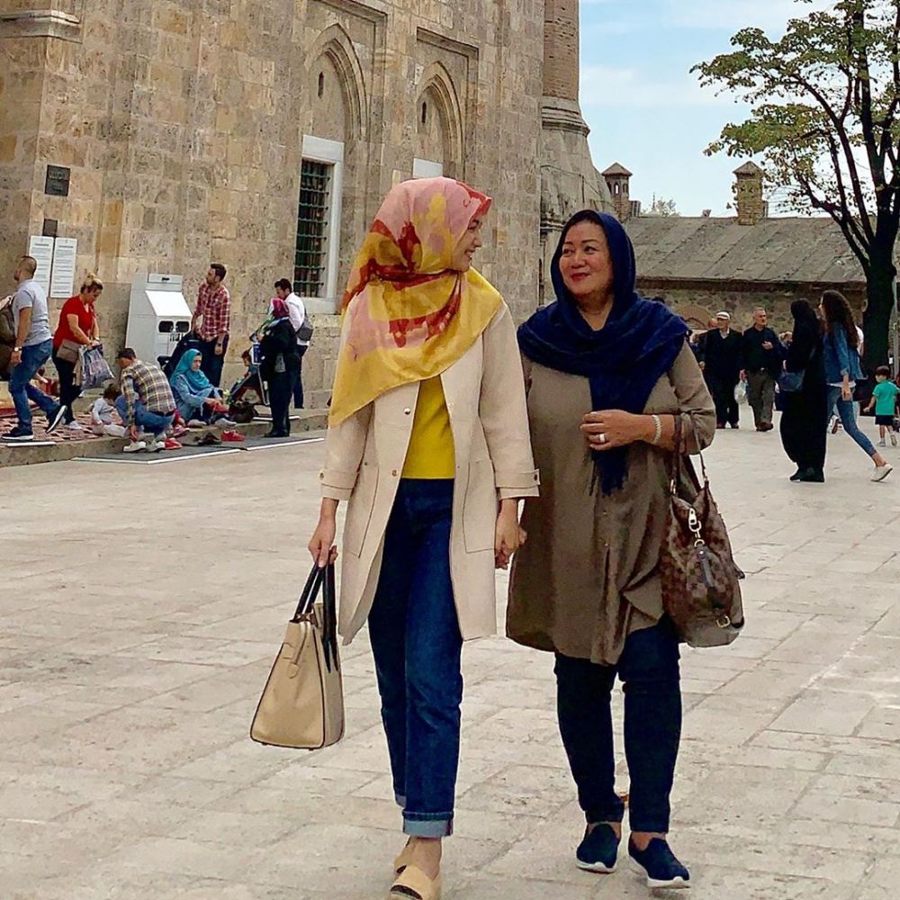 10 Potret ibunda Citra Kirana, gayanya curi perhatian