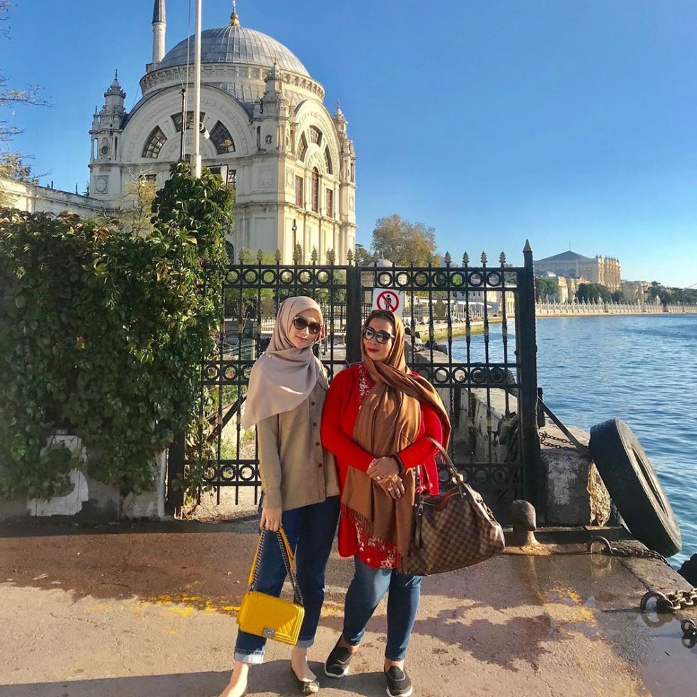 10 Potret ibunda Citra Kirana, gayanya curi perhatian