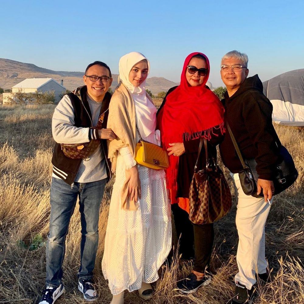 10 Potret ibunda Citra Kirana, gayanya curi perhatian