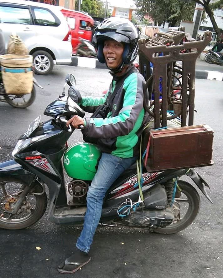 10 Potret totalitas driver ojek online bawa barang orderan, kocak