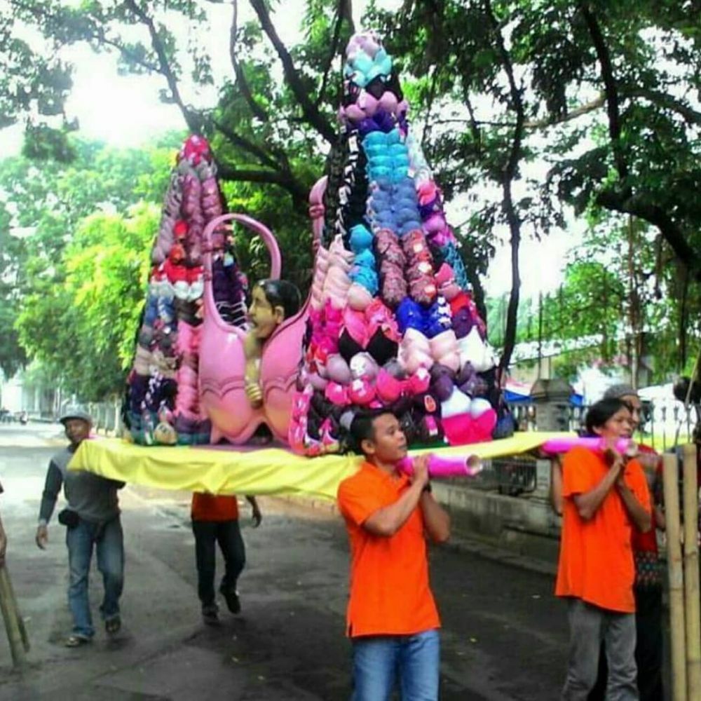 10 Cara nyeleneh pedagang waktu jualan ini bikin tepuk jidat
