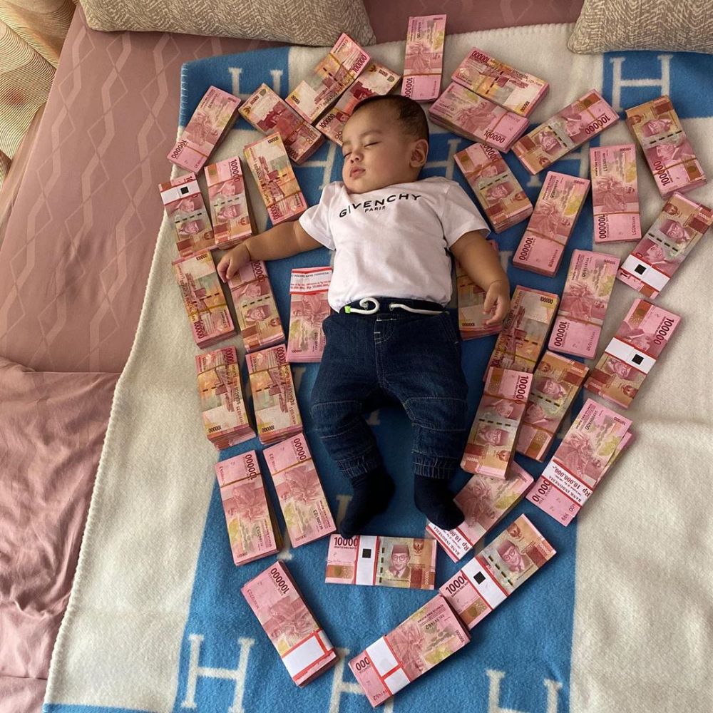 Nikita Mirzani pamer foto anak tidur dengan gepokan uang, heboh