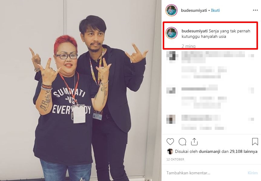 10 Caption unik Bude Sumiyati foto bareng seleb, puitis abis