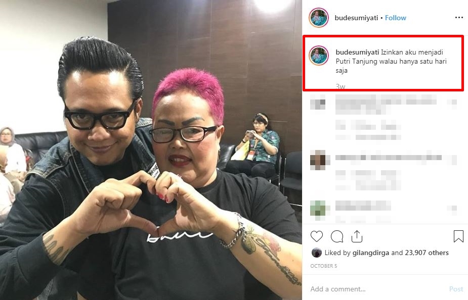 10 Caption unik Bude Sumiyati foto bareng seleb, puitis abis