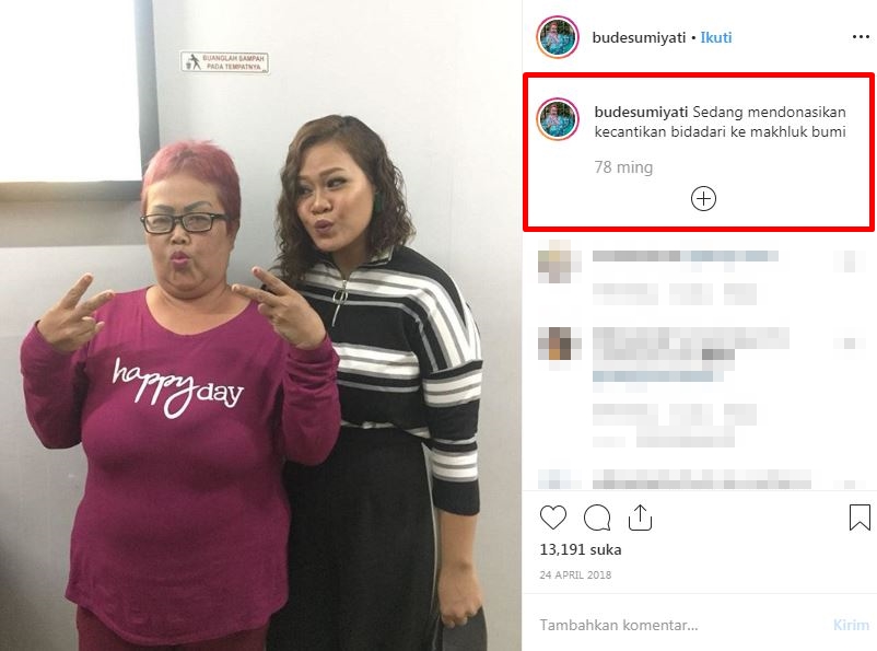 10 Caption unik Bude Sumiyati foto bareng seleb, puitis abis