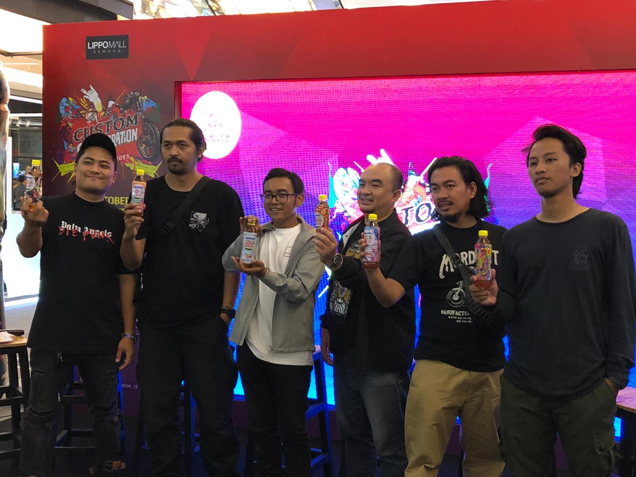 12 Seniman grafis kontemporer tuangkan karya di botol minuman kemasan