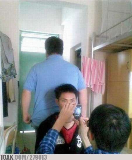 10 Cara nyeleneh orang bikin pas foto ini bikin cekikikan