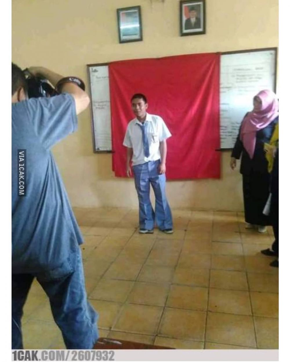 10 Cara nyeleneh orang bikin pas foto ini bikin cekikikan
