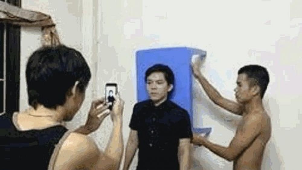 10 Cara nyeleneh orang bikin pas foto ini bikin cekikikan