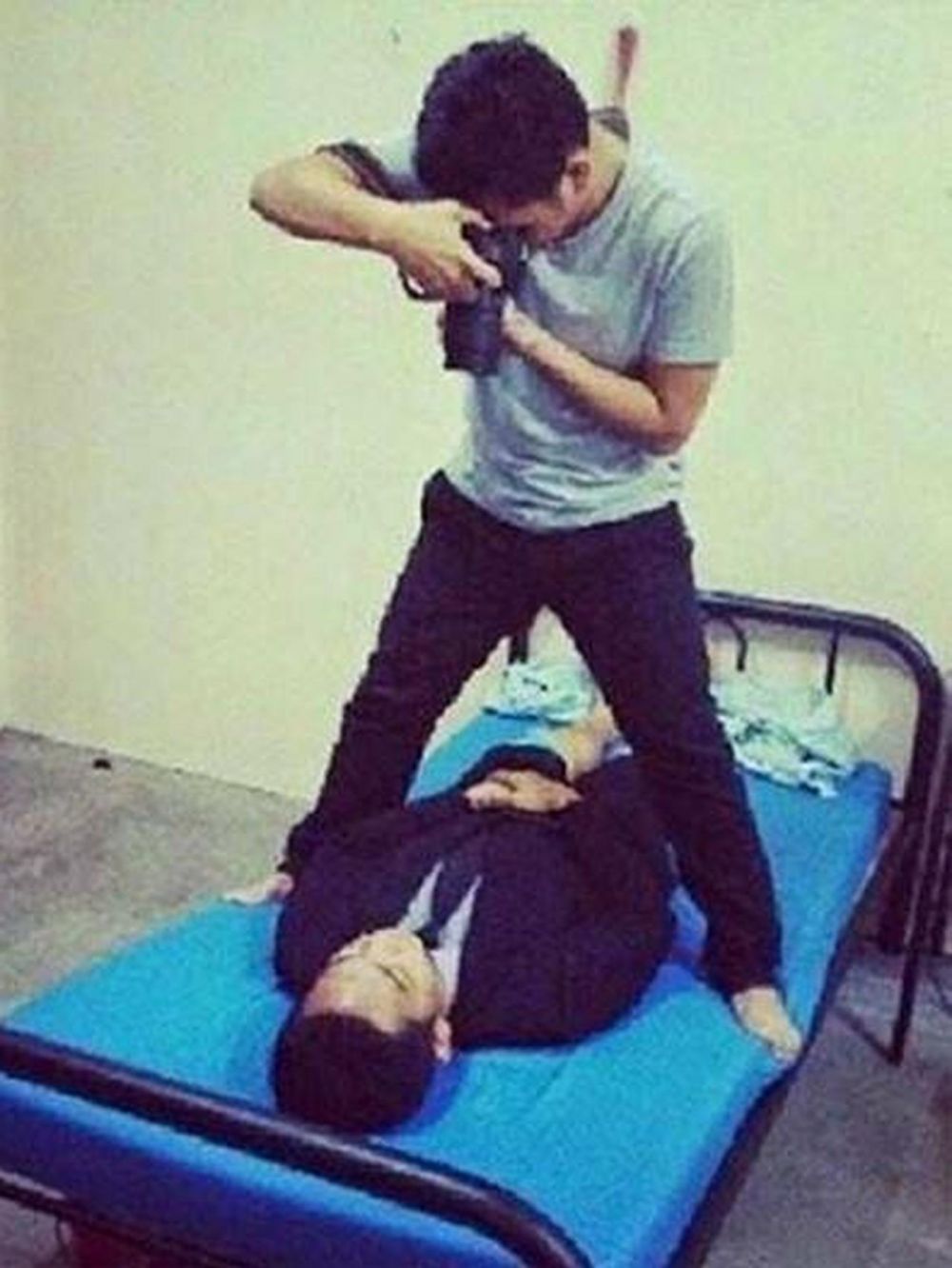 10 Cara nyeleneh orang bikin pas foto ini bikin cekikikan