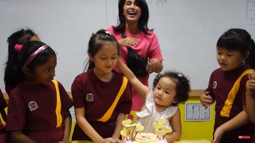 10 Momen perayaan ultah putri Ussy & Andhika Pratama, sederhana